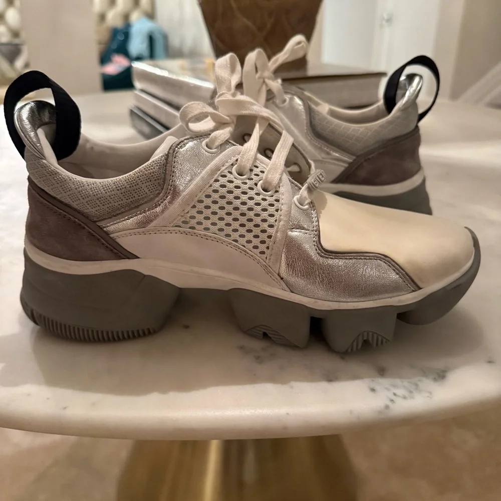 GIVENCHY Jaw Low-Top Sneakers - Picture 3 of 16